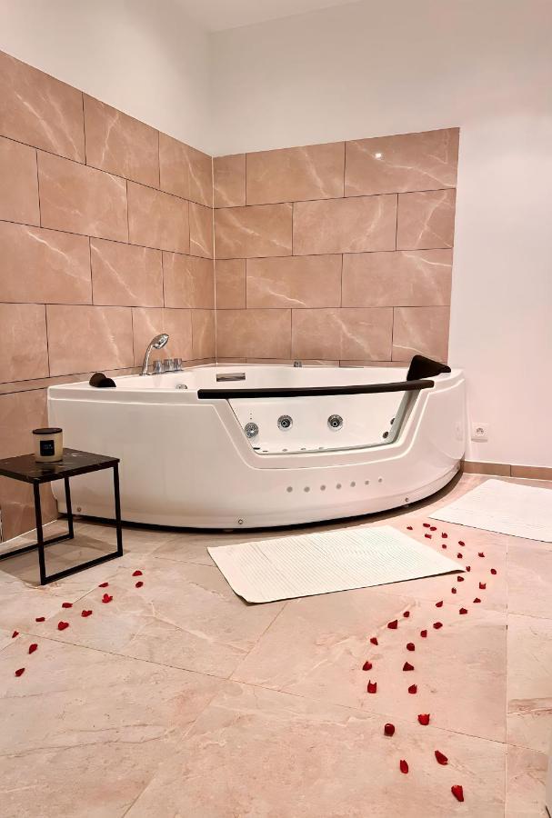 Modern - Cosy & Chic - Jaccuzi Apartment *