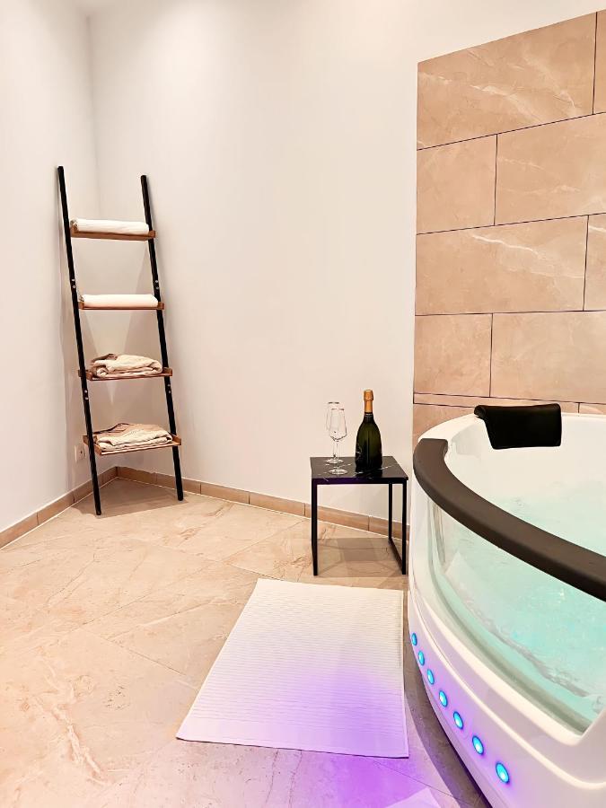 Modern - Cosy & Chic - Jaccuzi *