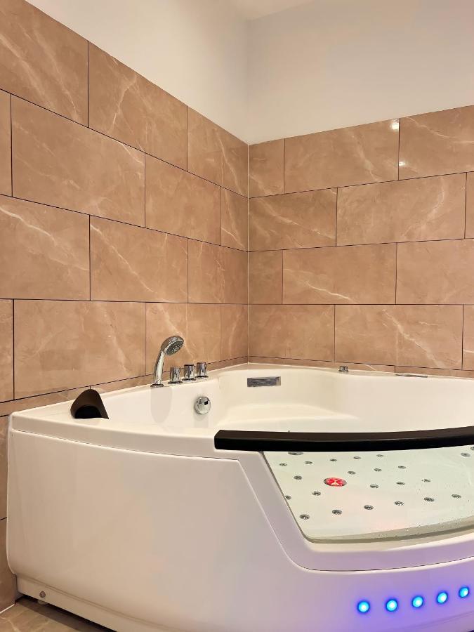 Modern - Cosy & Chic - Jaccuzi