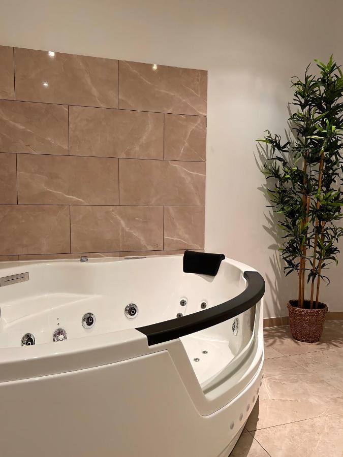Modern - Cosy & Chic - Jaccuzi Apartment *