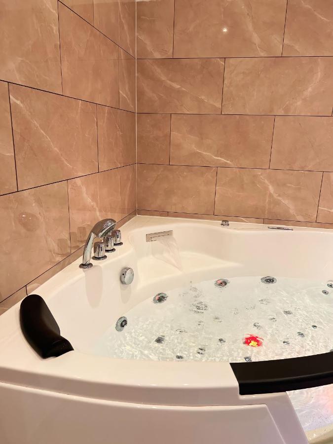 Modern - Cosy & Chic - Jaccuzi Apartment